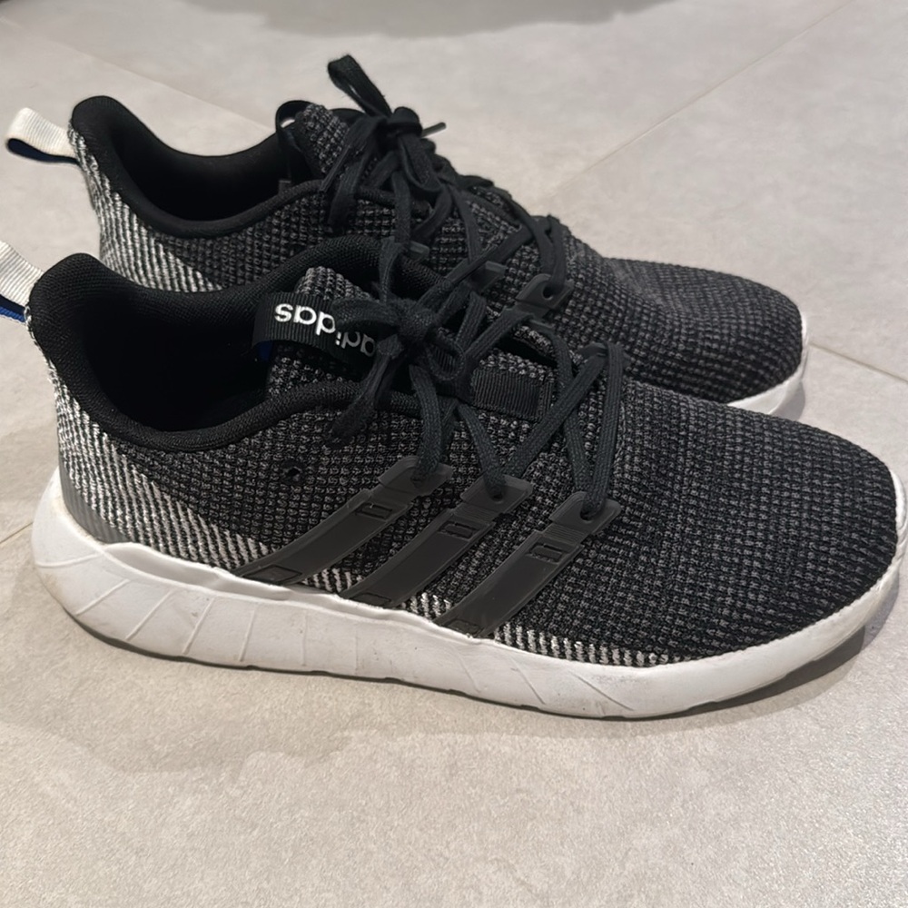Men Adidas size 9.5 black white gray men sneaker shoes Que star flow sport gym